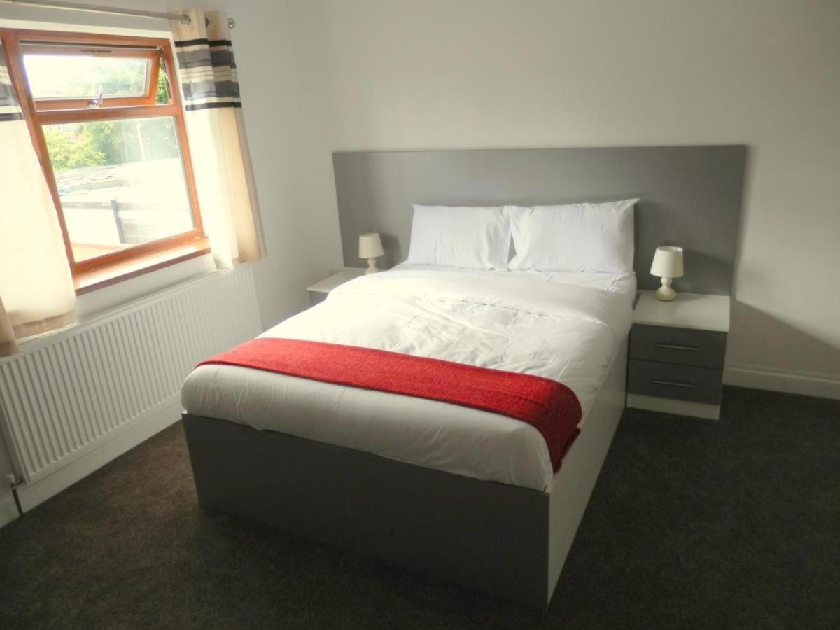 Heathrow Travellers Hub Bed & Breakfast Hounslow Exterior photo