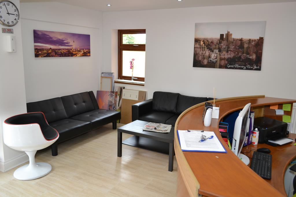 Heathrow Travellers Hub Bed & Breakfast Hounslow Exterior photo