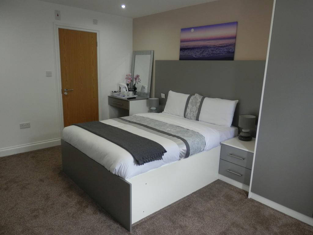 Heathrow Travellers Hub Bed & Breakfast Hounslow Exterior photo