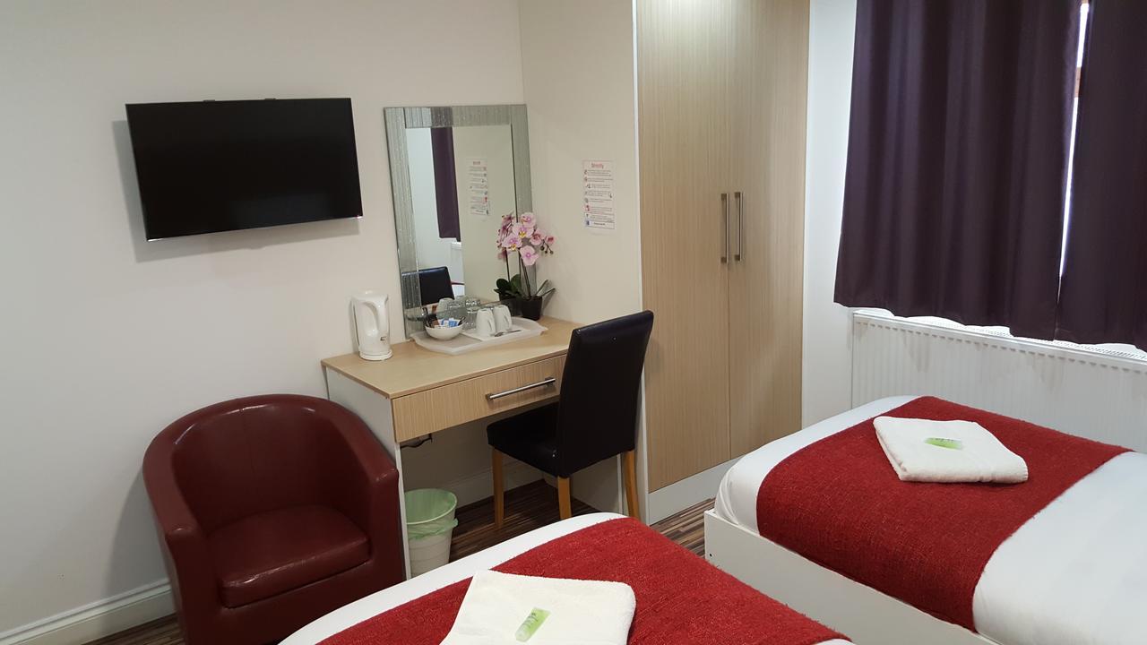 Heathrow Travellers Hub Bed & Breakfast Hounslow Exterior photo